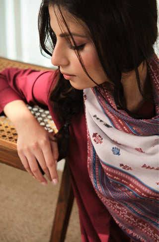 Manto's Unisex Double sided Aghaaz Stole featuring Urdu Calligraphy