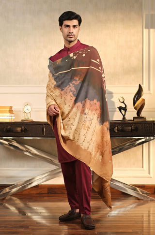 Manto's Unisex Khat Odhni featuring Urdu Calligraphy Throughout