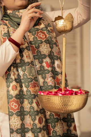 Shopmanto, wear manto, manto clothing brand, manto pakistan, ladies clothing brand, urdu calligraphy clothing, Manto women's day emerald green zeenat odhni dupatta shawl